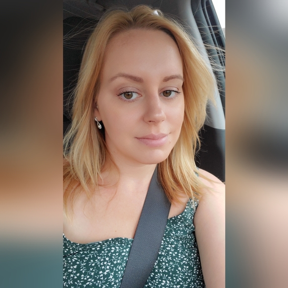 Meet your Posher, Elyse π - Picture 1 of 3